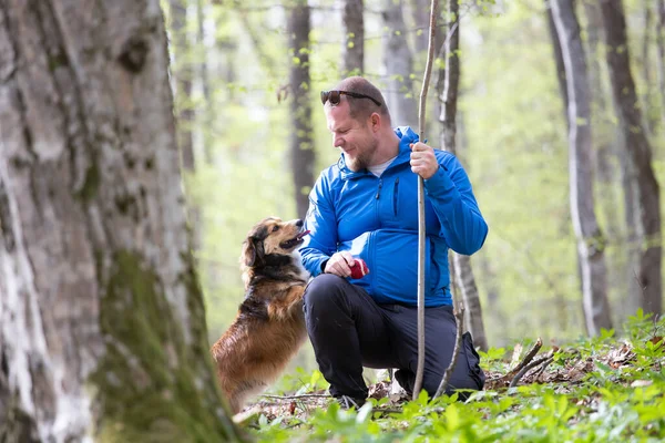 Adam Ormanda Köpeğiyle Oynuyor — Stok fotoğraf