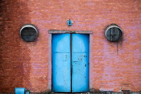 Old Blue Rusted Door Industrial Area Red Colored Brick Wall — Stock Photo, Image