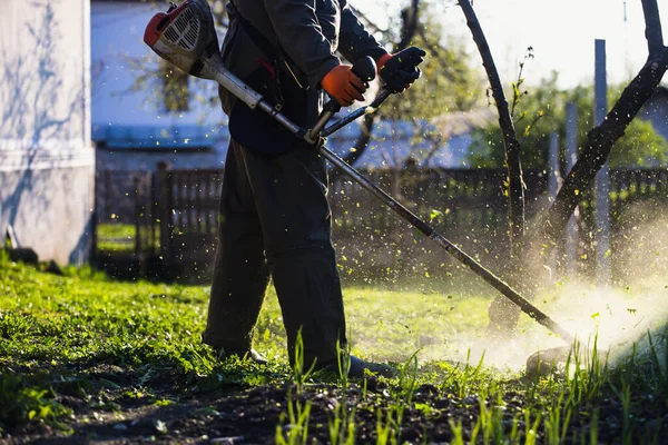 Klipper Gräset Med Gräsklippare Trädgårdsarbete Bakgrund — Stockfoto