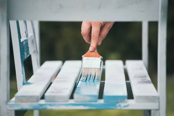 Homem Pintando Móveis Madeira Com Pintura Giz Turquesa — Fotografia de Stock