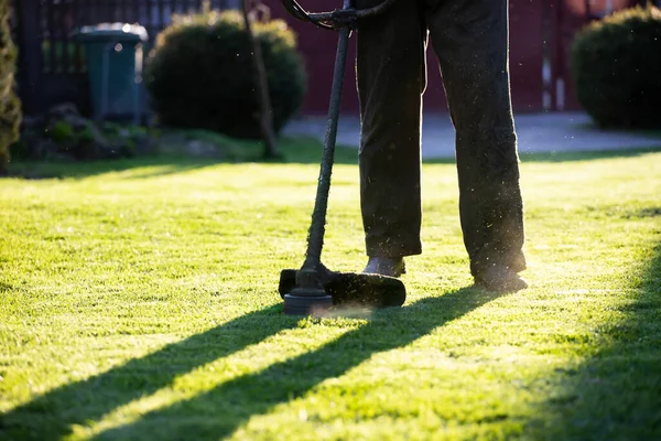 Cortando Hierba Con Una Cortadora Césped Jardín Trabajo Concepto Fondo —  Fotos de Stock