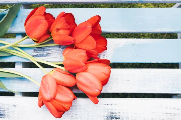 Verse Tulpen Boeket Blanco Kaart Voor Kopieerruimte Houten Bank Achtergrond — Stockfoto