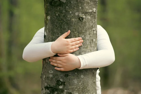 Kid Hans Embrassant Tronc Arbre Faire Place Concept Protection Nature — Photo