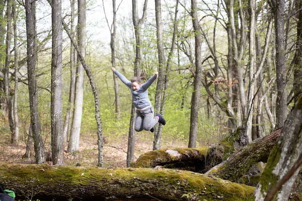 Küçük Kız Eğleniyor Ormanda Zıplıyor Açık Hava Eğlencesi Duyguları Kavramı — Stok fotoğraf