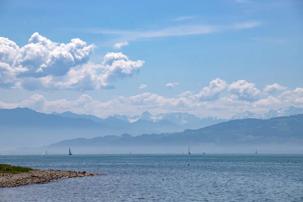 Arka planda Alpler olan Constance Gölü 'ndeki yelkenliler. Bavyera, Almanya.
