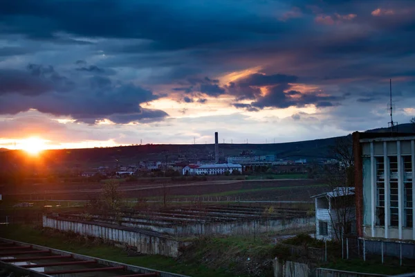 ルーマニアの工業地帯 Dej近く 美しい夕日の光 — ストック写真