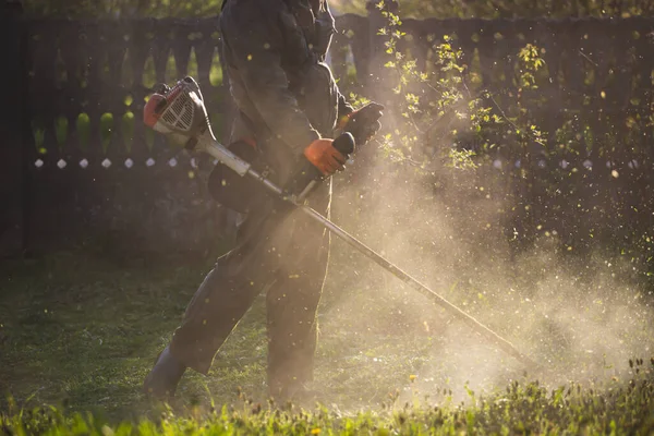 Cortar Relva Com Cortador Relva Jardim Trabalho Fundo Conceito — Fotografia de Stock