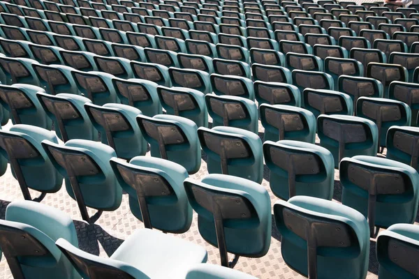 供现代体育场或露天剧场观众使用的空座位 — 图库照片