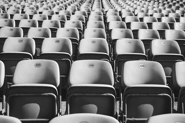 現代のスタジアムアリーナやオープンエアの劇場で観客のための空の椅子 — ストック写真
