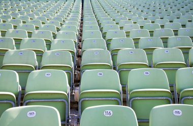 Modern stadyum arenasında ya da açık hava tiyatrosunda seyirciler için boş sandalyeler