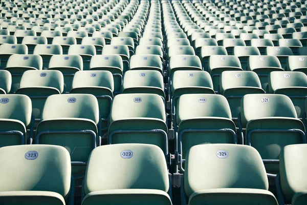 供现代体育场或露天剧场观众使用的空座位 — 图库照片