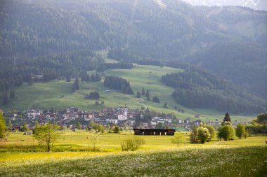 Arkasında Alp dağları olan Lermoos, Avusturya şehri..