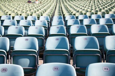 Modern stadyum arenasında ya da açık hava tiyatrosunda seyirciler için boş sandalyeler