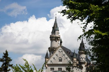 Almanya 'nın Neuschwanstein Şatosu ile resim gibi bahar manzarası