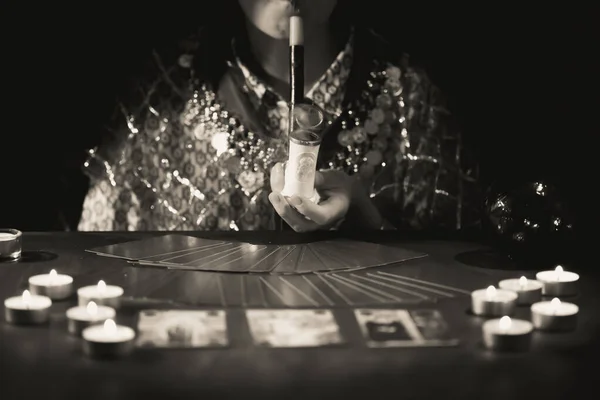 Fortune Teller Met Tarot Kaarten Tafel Buurt Van Brandende Kaarsen — Stockfoto