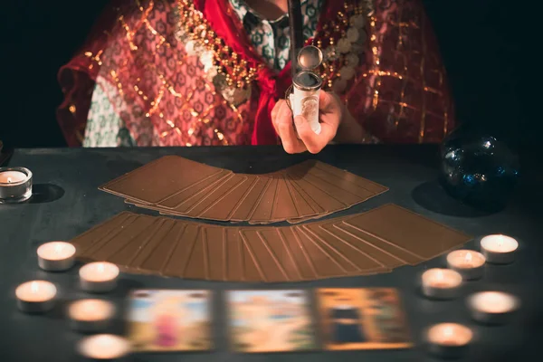 Jósnő Tarot Kártyákkal Asztalon Közel Égő Gyertyákkal Tarot Kártyák Elterjedt — Stock Fotó