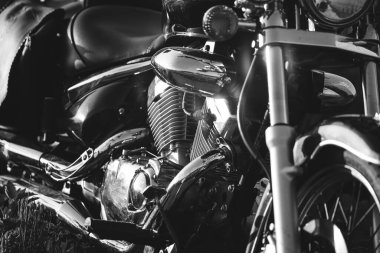 Motosiklet, gelincik tarlasında günbatımında sihirli bir şekilde yaklaştı. Seyahat ve spor, hız ve özgürlük kavramı