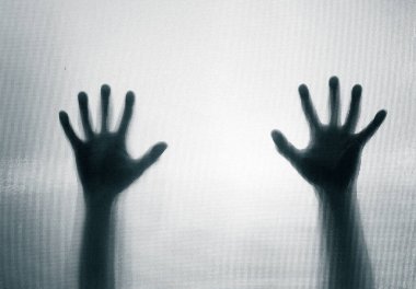 Korku, cadılar bayramı arkaplanı Gölgeli figür eller camın arkasında