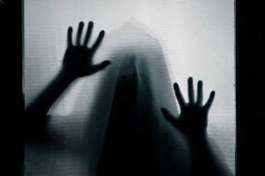 Korku, cadılar bayramı arkaplanı - camın arkasındaki gölgeli figür