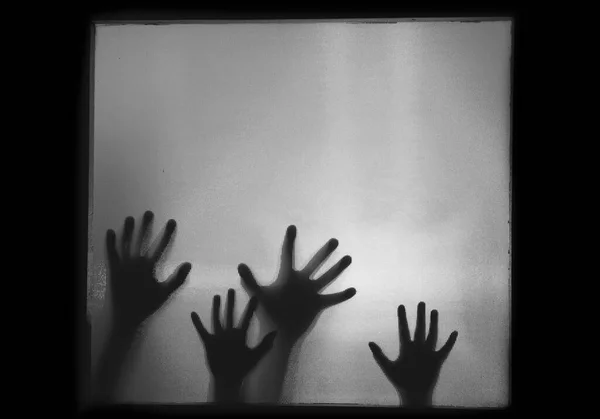 Жах Хеллоуїн Фон Shadowy Фігура Руки Склом — стокове фото
