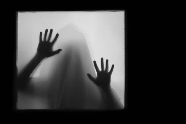 ホラー ハロウィンの背景 ガラスの後ろの影像 — ストック写真