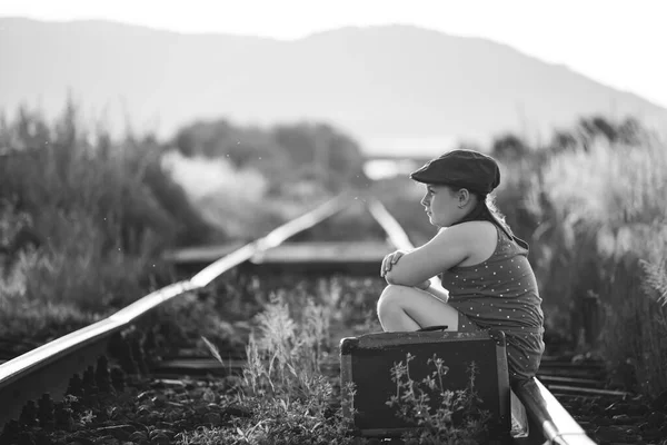 Foto Estilo Retro Menina Com Bagagem Velha Nas Ferrovias — Fotografia de Stock