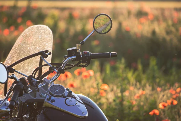 Motocykl Detailní Záběr Magickém Západu Slunce Makovém Poli Cestování Sport — Stock fotografie