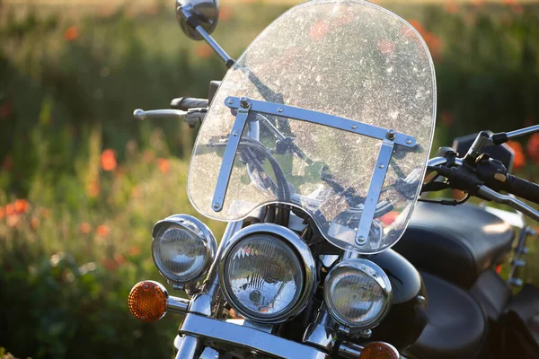 ケシ畑の魔法の夕日でオートバイの閉鎖 旅行とスポーツ スピードと自由の概念 — ストック写真