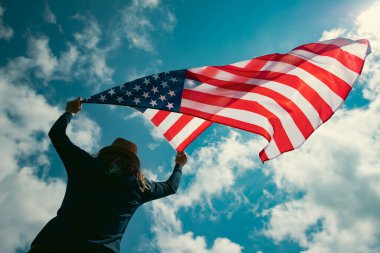 Amerikan bayrağı tutan genç bir kadın. Bağımsızlık Günü ya da Amerika 'da seyahat. 