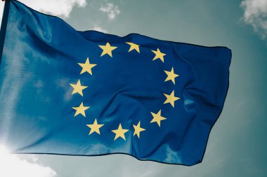 Mavi gökyüzünde Avrupa Birliği bayrağı sallıyor.
