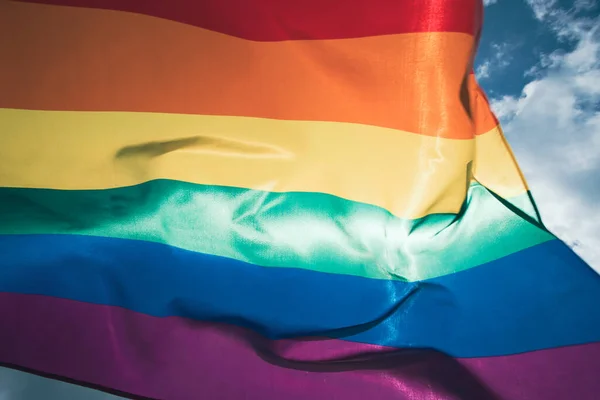 Bright Rainbow Bandera Lgbt Ondeando Contra Cielo Azul Comunidad Lgbt — Foto de Stock