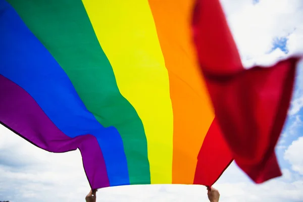 Bright Rainbow Bandera Lgbt Ondeando Contra Cielo Azul Comunidad Lgbt — Foto de Stock