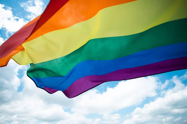 Bright Rainbow Bandera Lgbt Ondeando Contra Cielo Azul Comunidad Lgbt —  Fotos de Stock