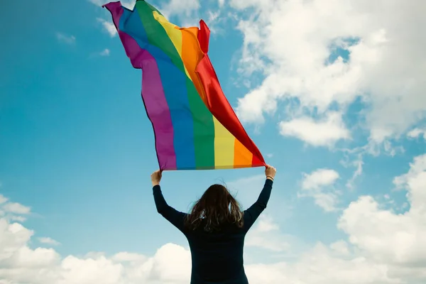 Mulher Sentada Prado Verde Segurando Uma Bandeira Arco Íris Gay — Fotografia de Stock