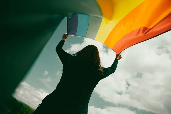Mulher Sentada Prado Verde Segurando Uma Bandeira Arco Íris Gay — Fotografia de Stock