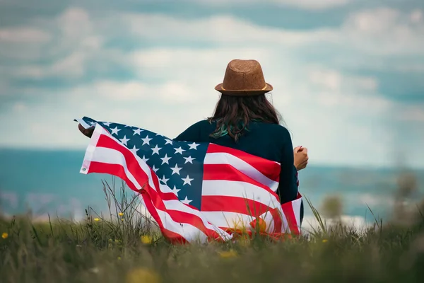 Mujer Joven Con Bandera Americana Día Independencia Viajar Concepto América — Foto de Stock