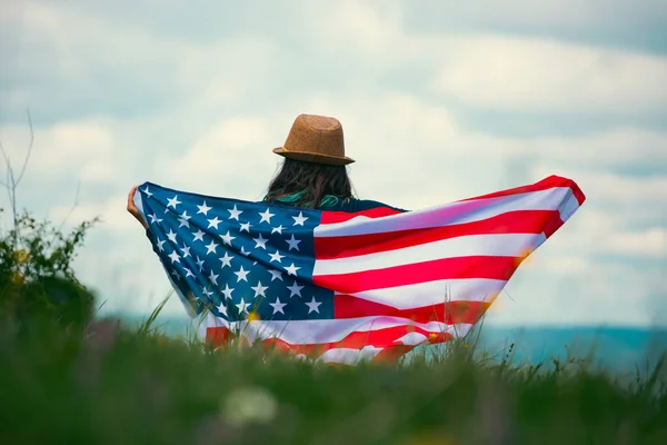 Mujer Joven Con Bandera Americana Día Independencia Viajar Concepto América —  Fotos de Stock