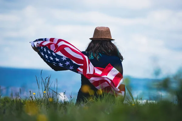 Mujer Joven Con Bandera Americana Día Independencia Viajar Concepto América —  Fotos de Stock
