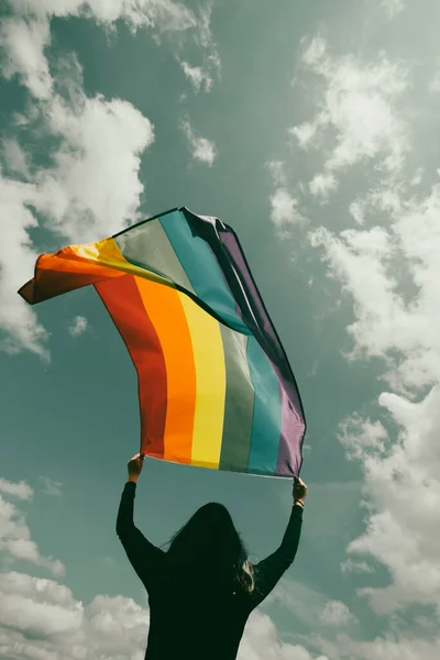 Kobieta Siedzi Zielonej Łące Gospodarstwa Gay Rainbow Flag Biseksualny Wesoły — Zdjęcie stockowe