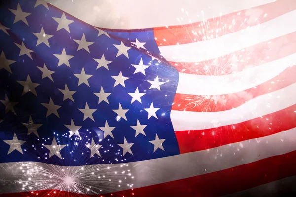 独立記念日を祝う アメリカ合衆国7月4日の花火を背景にした旗 — ストック写真