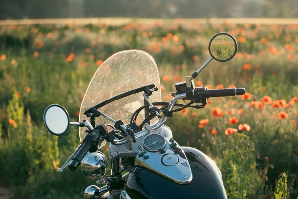 Motorrad Nahaufnahme Magischen Sonnenuntergang Mohnfeld Reisen Und Sport Geschwindigkeit Und — Stockfoto