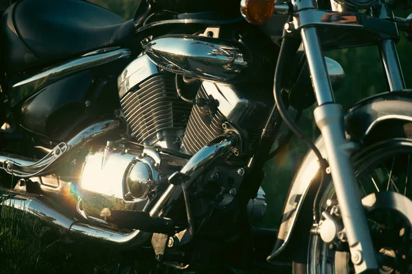 Μοτοσικλέτα Closeup Στο Μαγικό Ηλιοβασίλεμα Στο Πεδίο Παπαρούνας Ταξίδι Και — Φωτογραφία Αρχείου