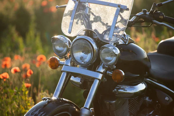 Motorcykel Närbild Magisk Solnedgång Vallmo Fältet Resor Och Idrott Snabbhet — Stockfoto