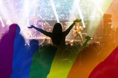 Onur topluluğunun elleri havada bir geçit töreni ve LGBT bayrağı - sevgi ve hoşgörünün sembolü