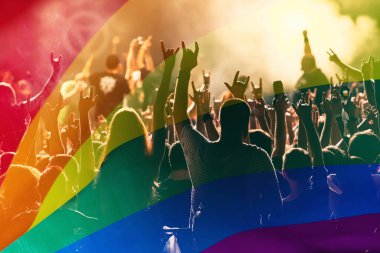 Onur topluluğunun elleri havada bir geçit töreni ve LGBT bayrağı - sevgi ve hoşgörünün sembolü