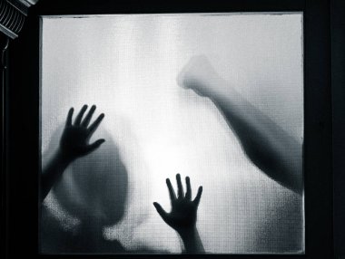 Çocuk şiddeti ve istismar konsepti. Aile içi şiddeti durdurun.