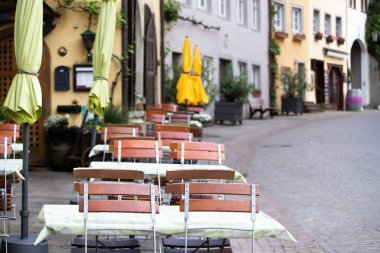 Almanya 'nın Meersburg şehrinin dar sokağında rahat bir restoran.