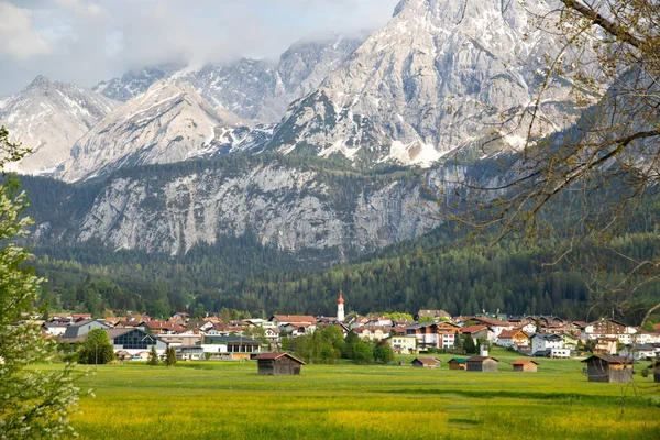 Mała Wioska Austrii Alpami Tle — Zdjęcie stockowe