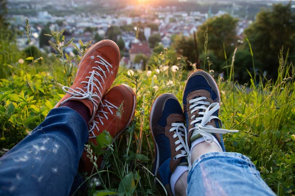 Gambe Coppia Viaggiatore Seduto Parco Rilassante Godendo Vista Della Città — Foto Stock