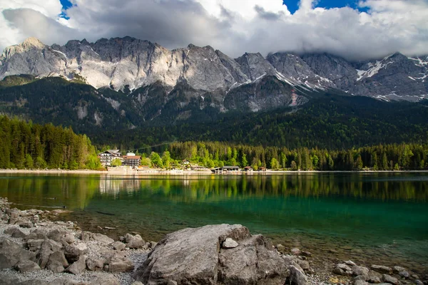 Faboulus Paisagem Lago Eibsee Com Água Azul Turquesa Frente Cume — Fotografia de Stock